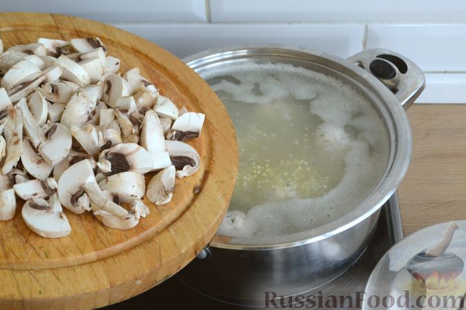 Фото приготовления рецепта: Суп с куриными фрикадельками, шампиньонами и пшеном - шаг №11