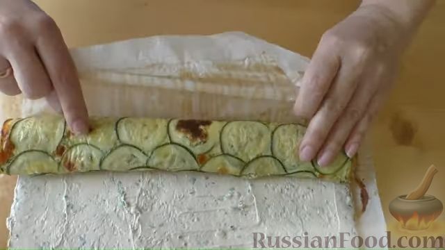 Фото приготовления рецепта: Закусочный рулет из кабачков с сыром и творожной начинкой - шаг №9