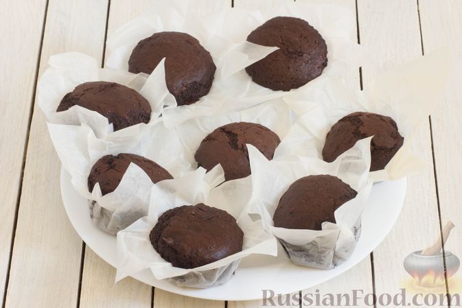 Фото приготовления рецепта: Шоколадные кексы на растительном масле, без яиц - шаг №7