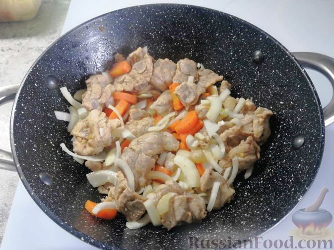 Фото приготовления рецепта: Жаркое из свиного рагу с картофелем, перцем и помидорами - шаг №2