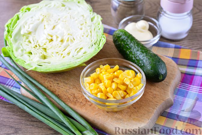 Фото приготовления рецепта: Салат из молодой капусты с огурцами и кукурузой - шаг №1
