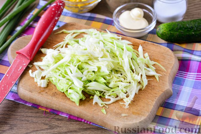 Фото приготовления рецепта: Салат из молодой капусты с огурцами и кукурузой - шаг №2