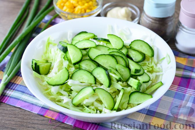 Фото приготовления рецепта: Салат из молодой капусты с огурцами и кукурузой - шаг №4