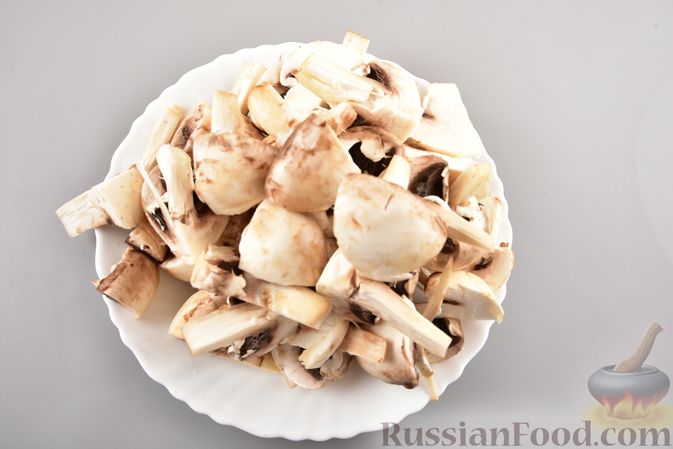 Фото приготовления рецепта: Жареные грибы с тимьяном и чесноком - шаг №3