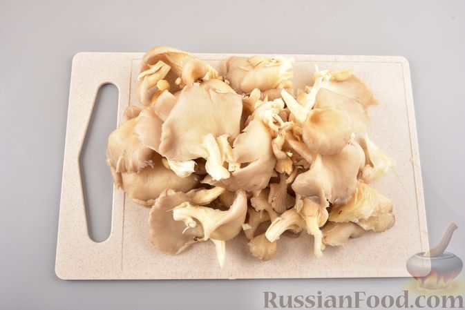 Фото приготовления рецепта: Жареные грибы с тимьяном и чесноком - шаг №6