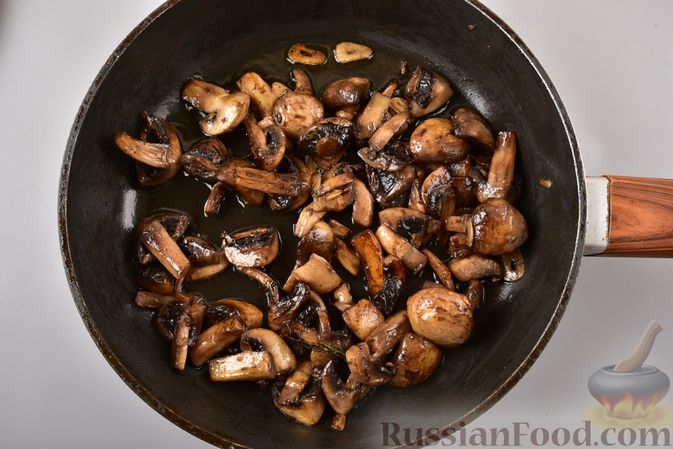 Фото приготовления рецепта: Жареные грибы с тимьяном и чесноком - шаг №5