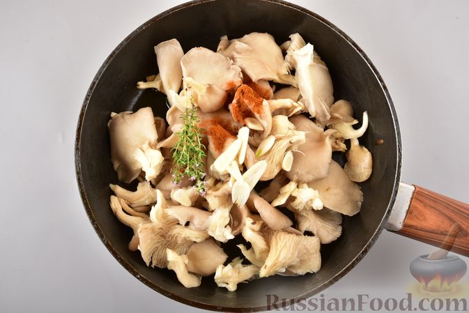 Фото приготовления рецепта: Жареные грибы с тимьяном и чесноком - шаг №7