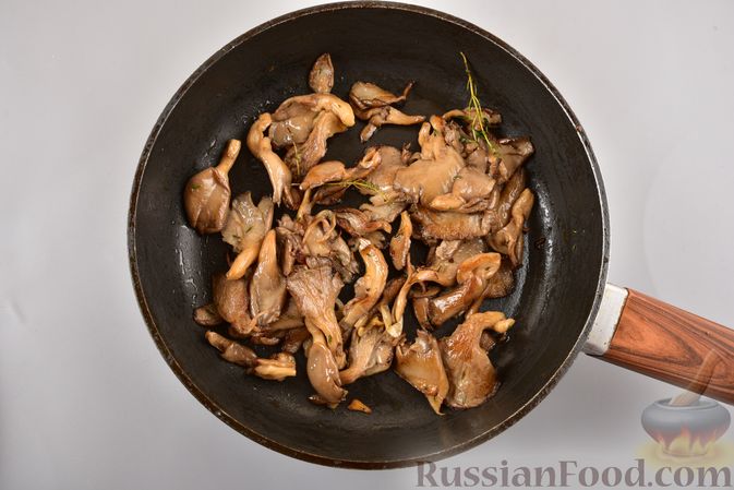 Фото приготовления рецепта: Жареные грибы с тимьяном и чесноком - шаг №8
