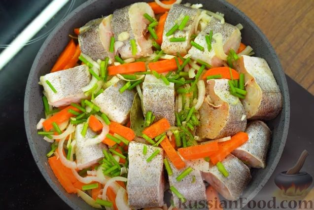 Фото приготовления рецепта: Хек, тушенный с морковью, луком и укропом - шаг №10