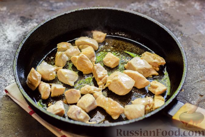 Фото приготовления рецепта: Куриное филе, запечённое с фасолью и овощами, в томатном соусе - шаг №3