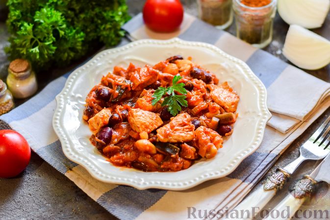 Фото приготовления рецепта: Куриное филе, запечённое с фасолью и овощами, в томатном соусе - шаг №13