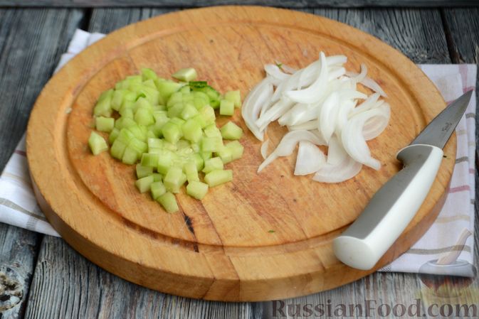 Фото приготовления рецепта: Салат с тунцом, болгарским перцем, огурцом и кукурузой - шаг №3