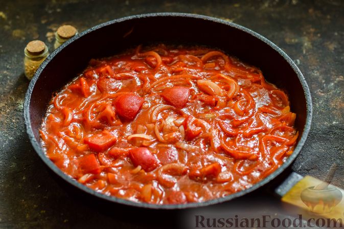 Фото приготовления рецепта: Хек, запечённый с помидорами и луком, под соусом бешамель (в рукаве) - шаг №9