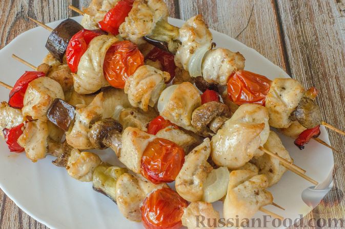 Фото к рецепту: Шашлык из курицы с грибами и овощами (в духовке)