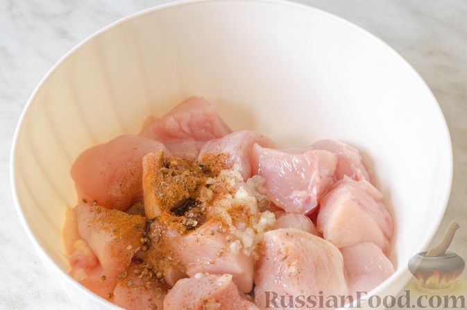 Фото приготовления рецепта: Шашлык из курицы с грибами и овощами (в духовке) - шаг №3