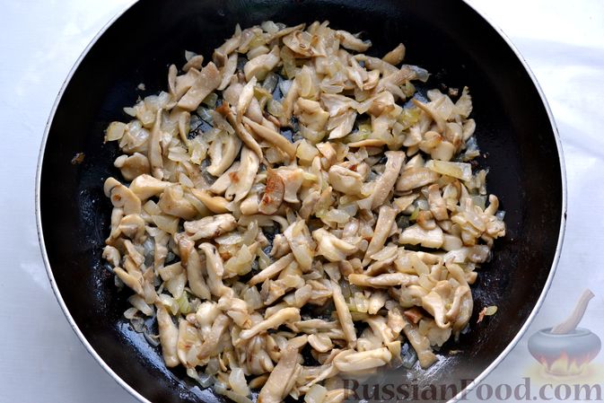 Фото приготовления рецепта: Голубцы со свиниными отбивными и грибами, без риса (в духовке) - шаг №7