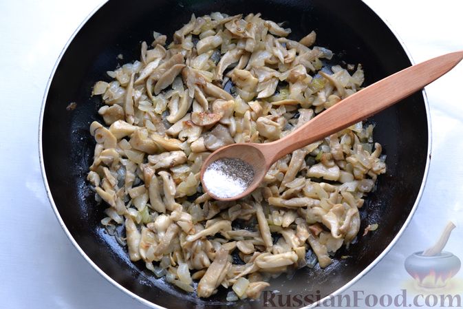 Фото приготовления рецепта: Голубцы со свиниными отбивными и грибами, без риса (в духовке) - шаг №8