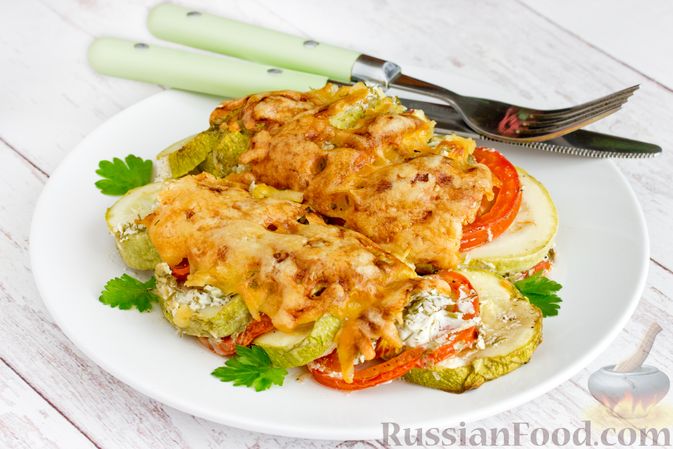 Фото к рецепту: Кабачки, запечённые с помидорами, под сметанным соусом и сыром
