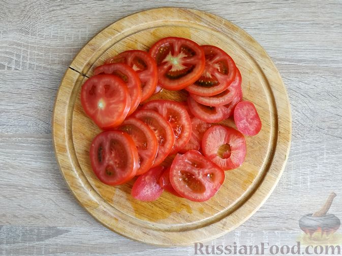 Фото приготовления рецепта: Кабачки, запечённые с помидорами, под сметанным соусом и сыром - шаг №3