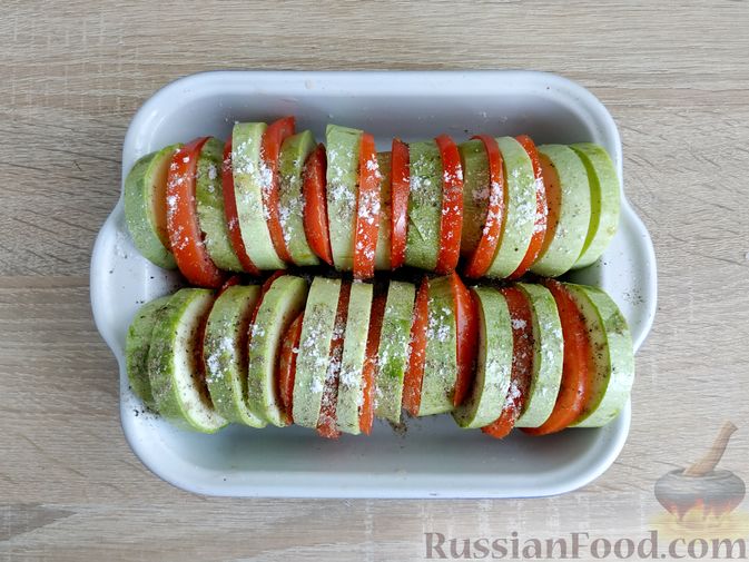Фото приготовления рецепта: Кабачки, запечённые с помидорами, под сметанным соусом и сыром - шаг №5