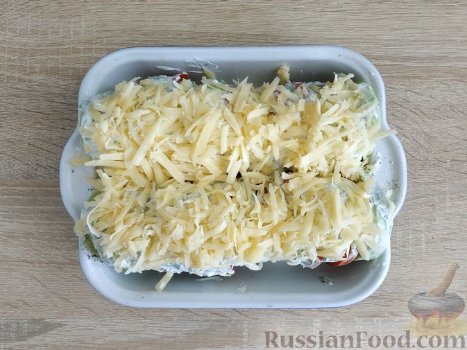 Фото приготовления рецепта: Кабачки, запечённые с помидорами, под сметанным соусом и сыром - шаг №13
