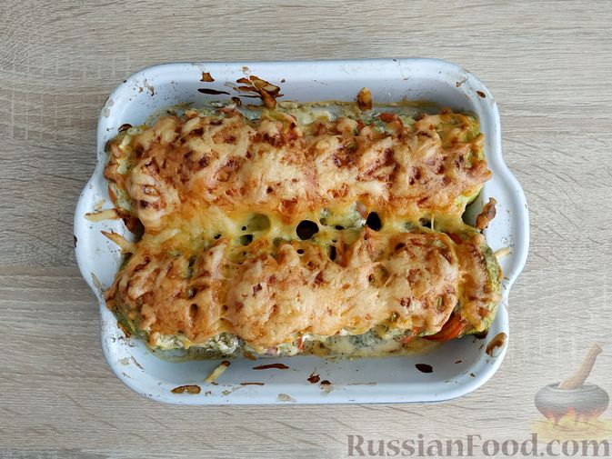 Фото приготовления рецепта: Кабачки, запечённые с помидорами, под сметанным соусом и сыром - шаг №14