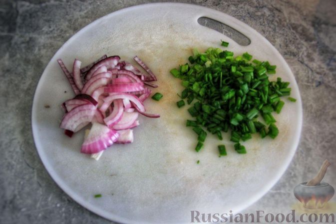 Фото приготовления рецепта: Мясной салат с молодой картошкой, маринованными огурцами и горчичной заправкой - шаг №9