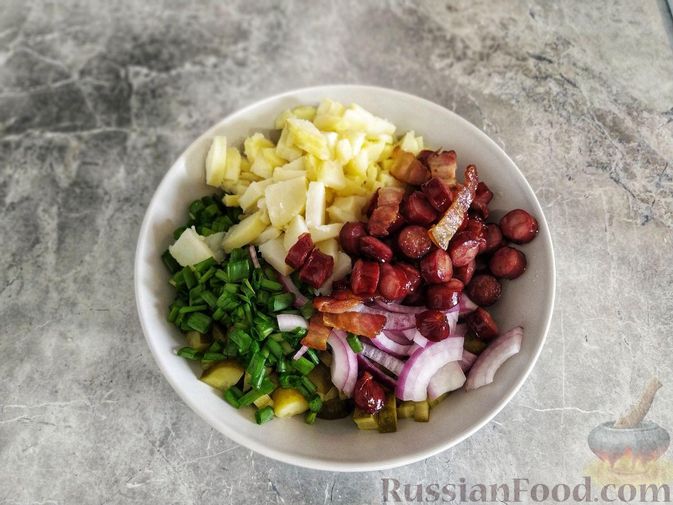 Фото приготовления рецепта: Мясной салат с молодой картошкой, маринованными огурцами и горчичной заправкой - шаг №11