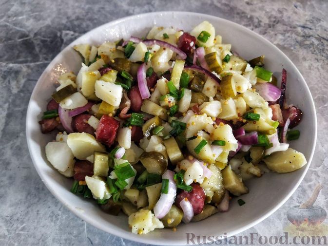 Фото приготовления рецепта: Мясной салат с молодой картошкой, маринованными огурцами и горчичной заправкой - шаг №13