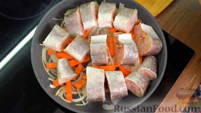 Фото приготовления рецепта: Хек, тушенный с морковью, луком и укропом - шаг №9