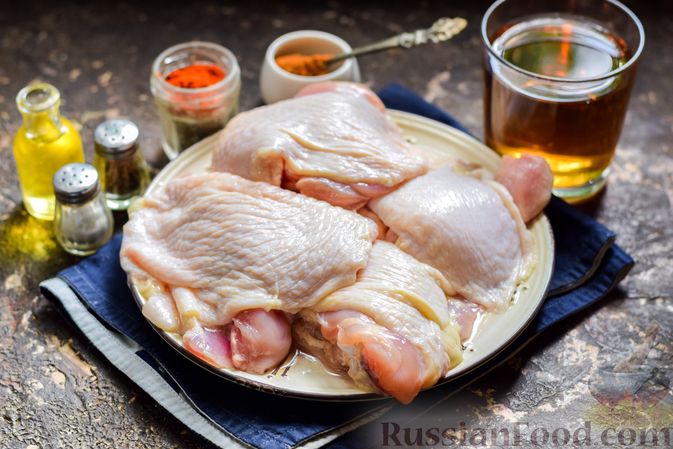 Фото приготовления рецепта: Куриные бёдрышки, тушенные в яблочном соке - шаг №1