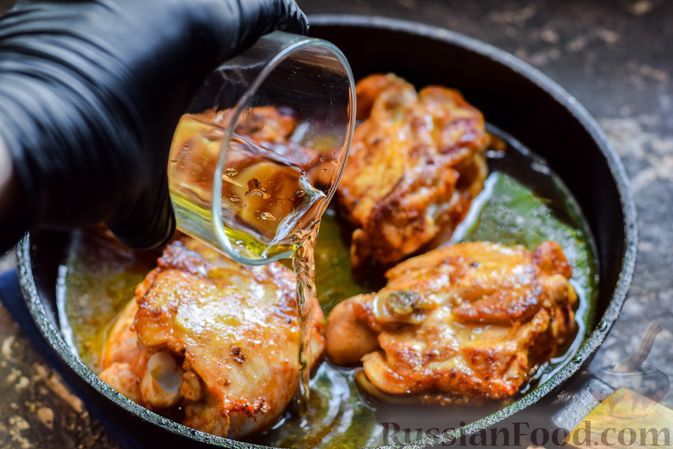 Фото приготовления рецепта: Куриные бёдрышки, тушенные в яблочном соке - шаг №7