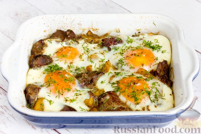 Фото приготовления рецепта: Яичница с куриной печенью и болгарским перцем - шаг №12