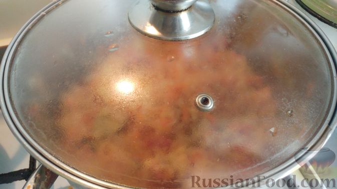 Фото приготовления рецепта: Капуста, тушенная с копчёностями и черносливом - шаг №14