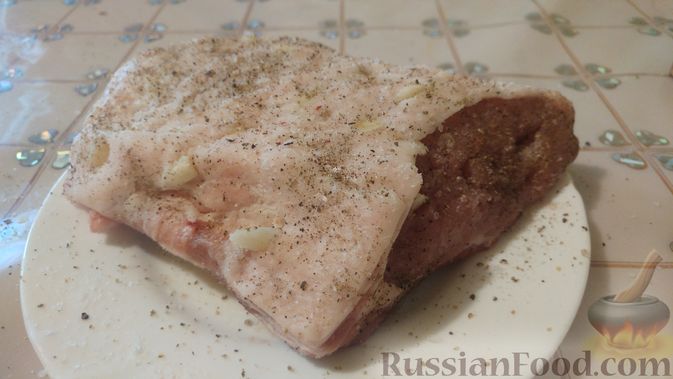 Фото приготовления рецепта: Свинина, запечённая в рукаве, с соусом из чеснока, зелени и лимона - шаг №4