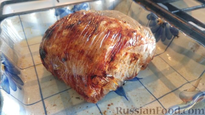 Фото приготовления рецепта: Свинина, запечённая в рукаве, с соусом из чеснока, зелени и лимона - шаг №6
