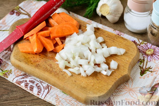 Фото приготовления рецепта: Рагу с кабачком, картошкой, капустой и сосисками - шаг №2