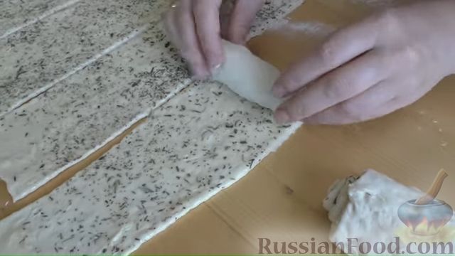 Фото приготовления рецепта: Хлебные слоистые булочки с сушёными травами - шаг №7