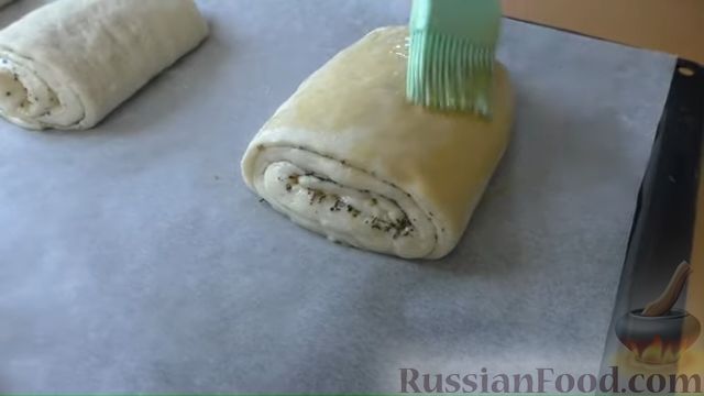 Фото приготовления рецепта: Хлебные слоистые булочки с сушёными травами - шаг №8