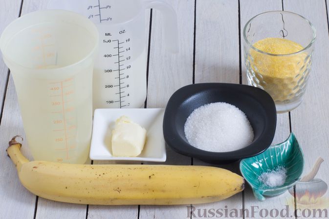 Фото приготовления рецепта: Молочная кукурузная каша с бананом - шаг №1