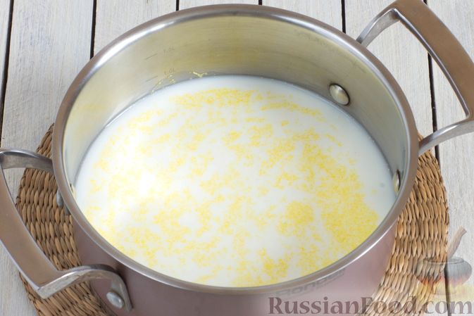 Фото приготовления рецепта: Молочная кукурузная каша с бананом - шаг №3