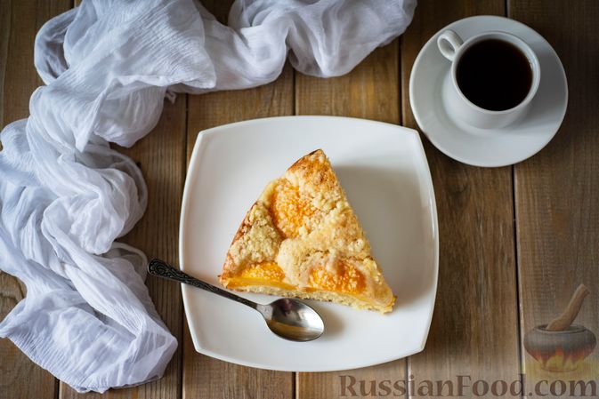Фото приготовления рецепта: Пирог с персиками и штрейзелем - шаг №13
