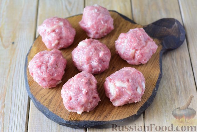 Фото приготовления рецепта: Тефтели из свинины, тушенные с фасолью, в томатном соусе - шаг №5