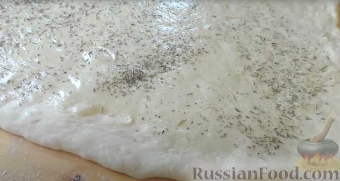 Фото приготовления рецепта: Хлебные слоистые булочки с сушёными травами - шаг №6