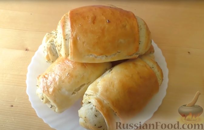 Фото к рецепту: Хлебные слоистые булочки с сушёными травами