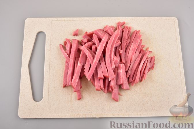 Фото приготовления рецепта: Салат с фунчозой, мясом, морковью по-корейски и овощами - шаг №3