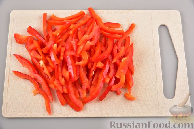 Фото приготовления рецепта: Салат с фунчозой, мясом, морковью по-корейски и овощами - шаг №5