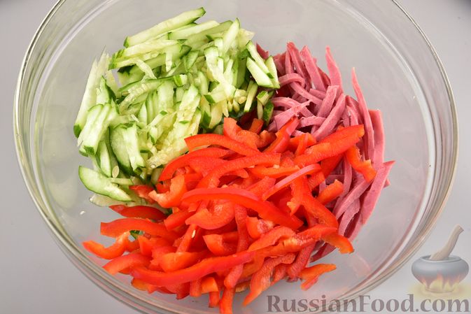 Фото приготовления рецепта: Салат с фунчозой, мясом, морковью по-корейски и овощами - шаг №6