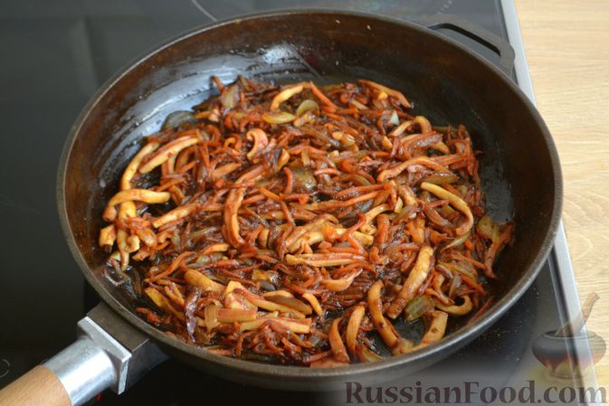 Фото приготовления рецепта: Салат из кальмаров с жареным луком и морковью - шаг №11
