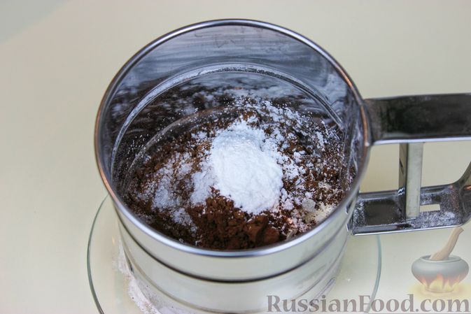 Фото приготовления рецепта: Шоколадный рулет со сливочно-сырным кремом и клубникой - шаг №3